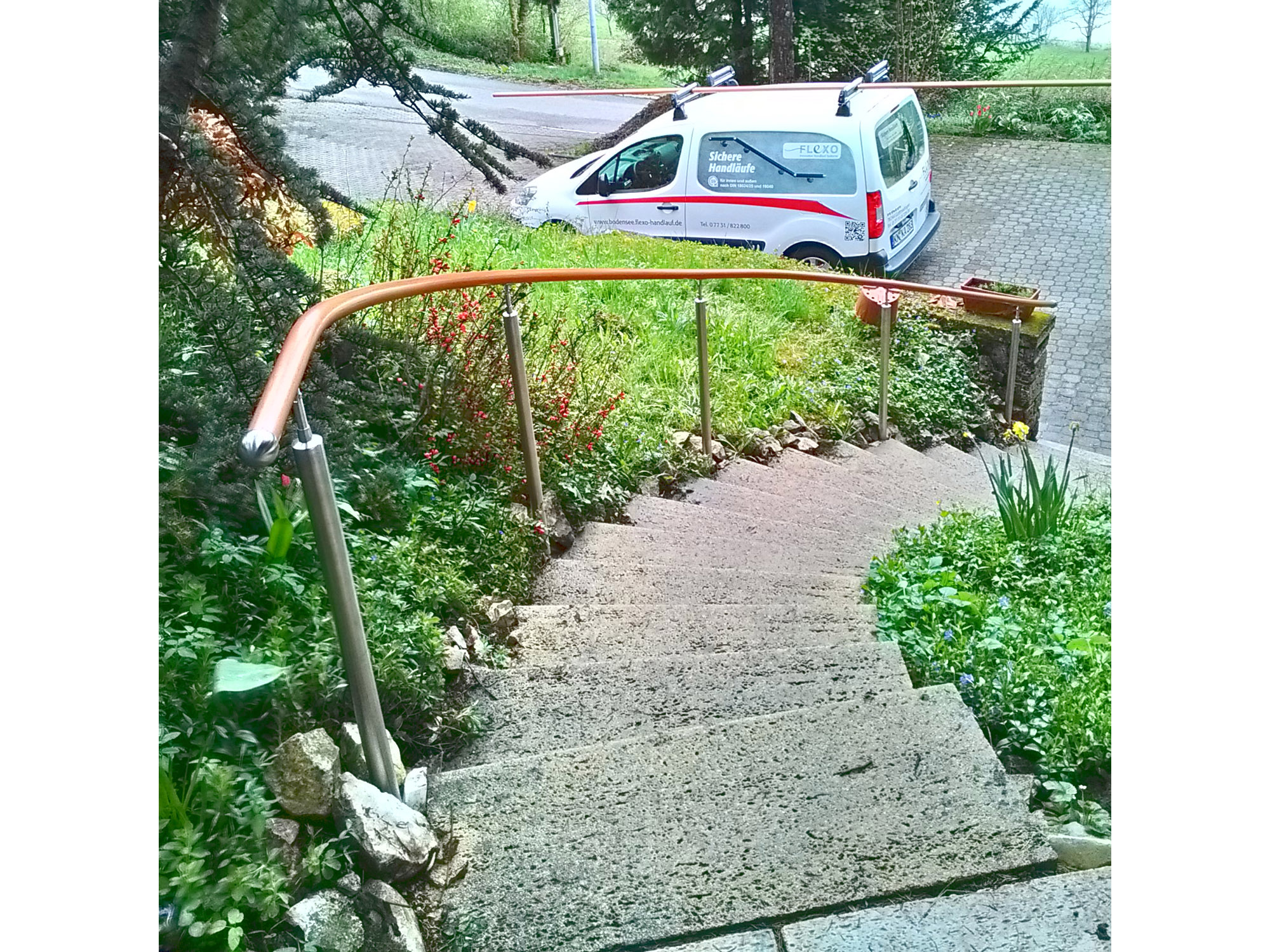 Beispiel: Lange Treppe im Freien mit Außenhandlauf.