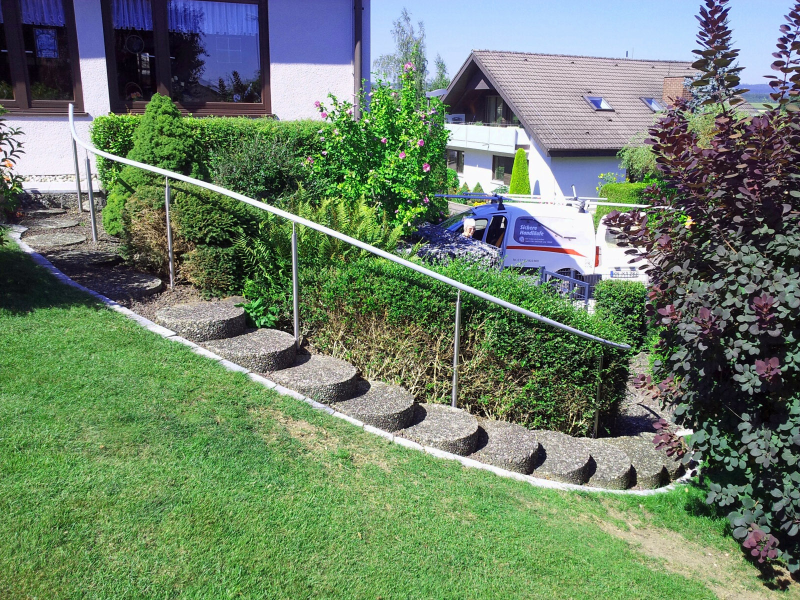 Beispiel: Lange Treppe im Freien mit Außenhandlauf.