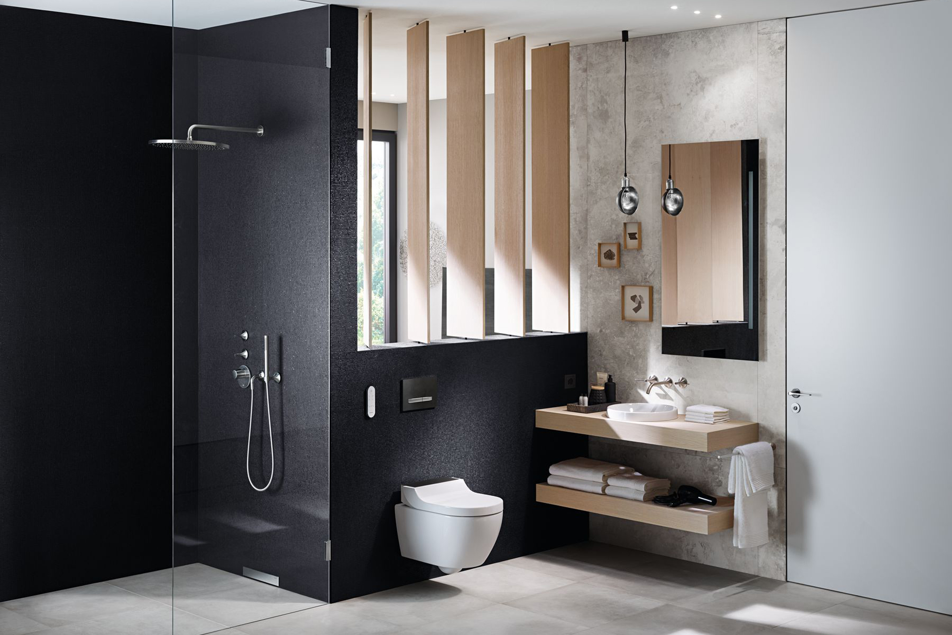 Komfort-Badezimmer mit bodenebener Dusche und Dusch-WC.