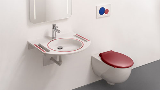 Waschtisch und WC mit demenzgerechten "roten" Kennzeichnungen.