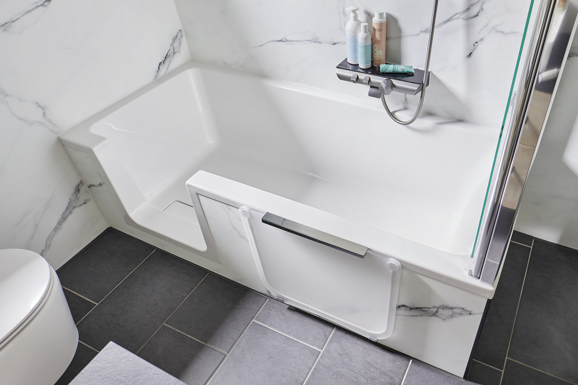 Leere Duschbadewanne mit Tür