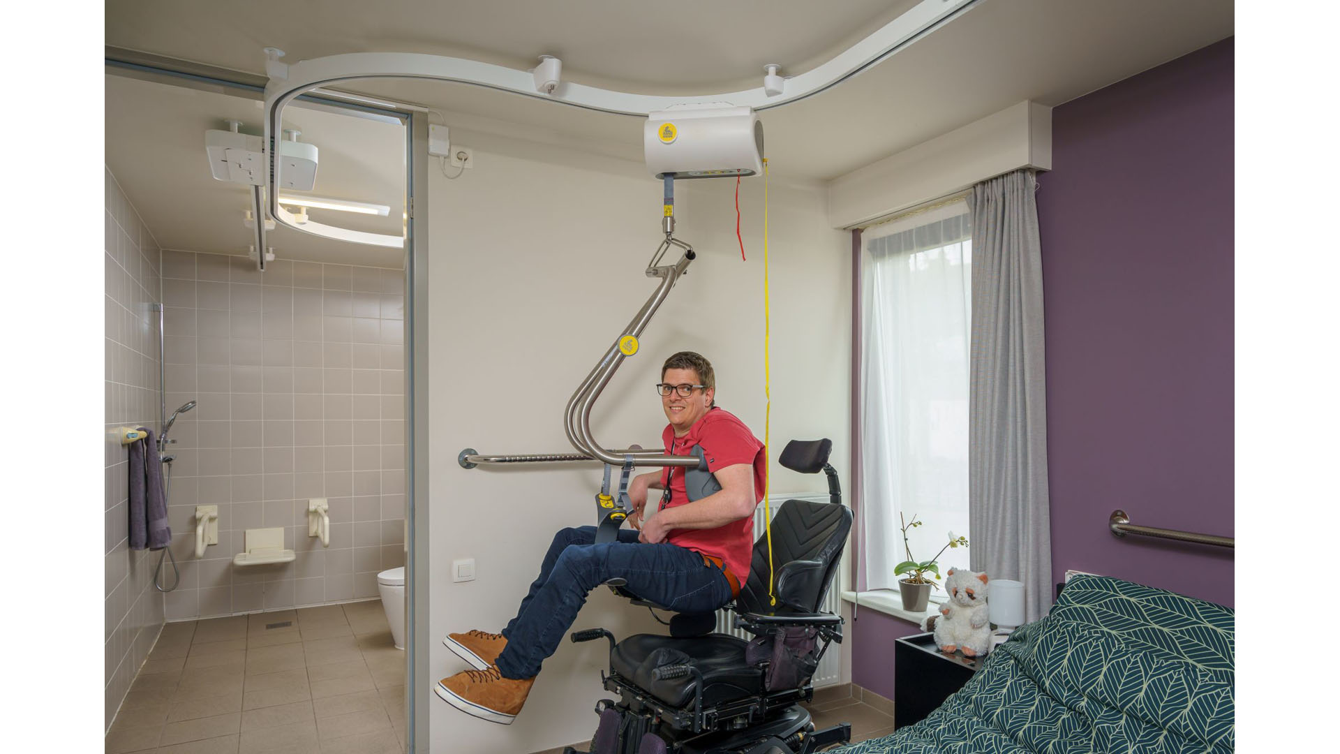 Ein Deckenlifter entlastet Pflegekräfte und ermöglicht mehr Selbstständigkeit für Pflegebedürftige.