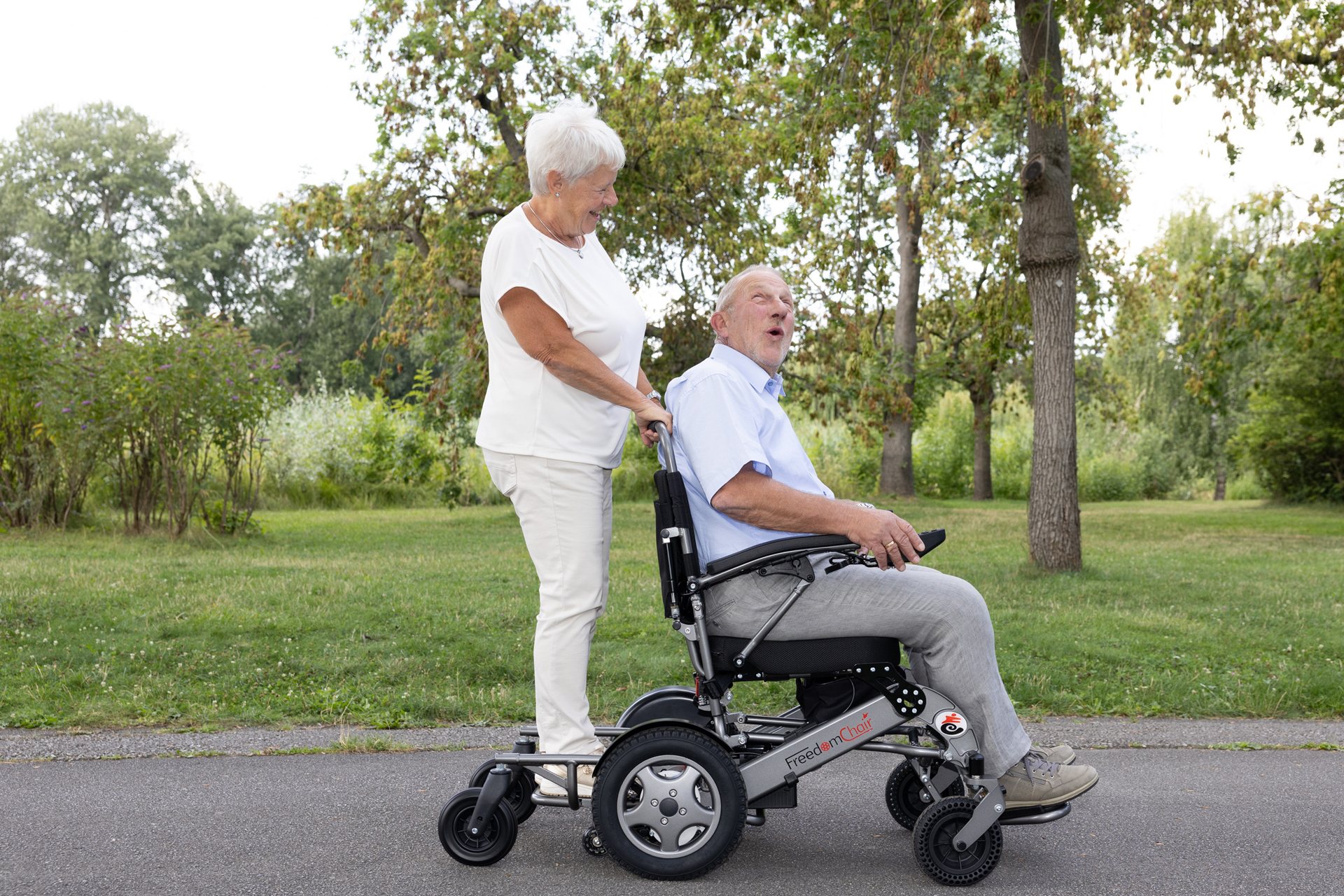 Die FreedomChair Elekto-Rollstuhl Modelle gibt es in unterschiedlichen Varianten.