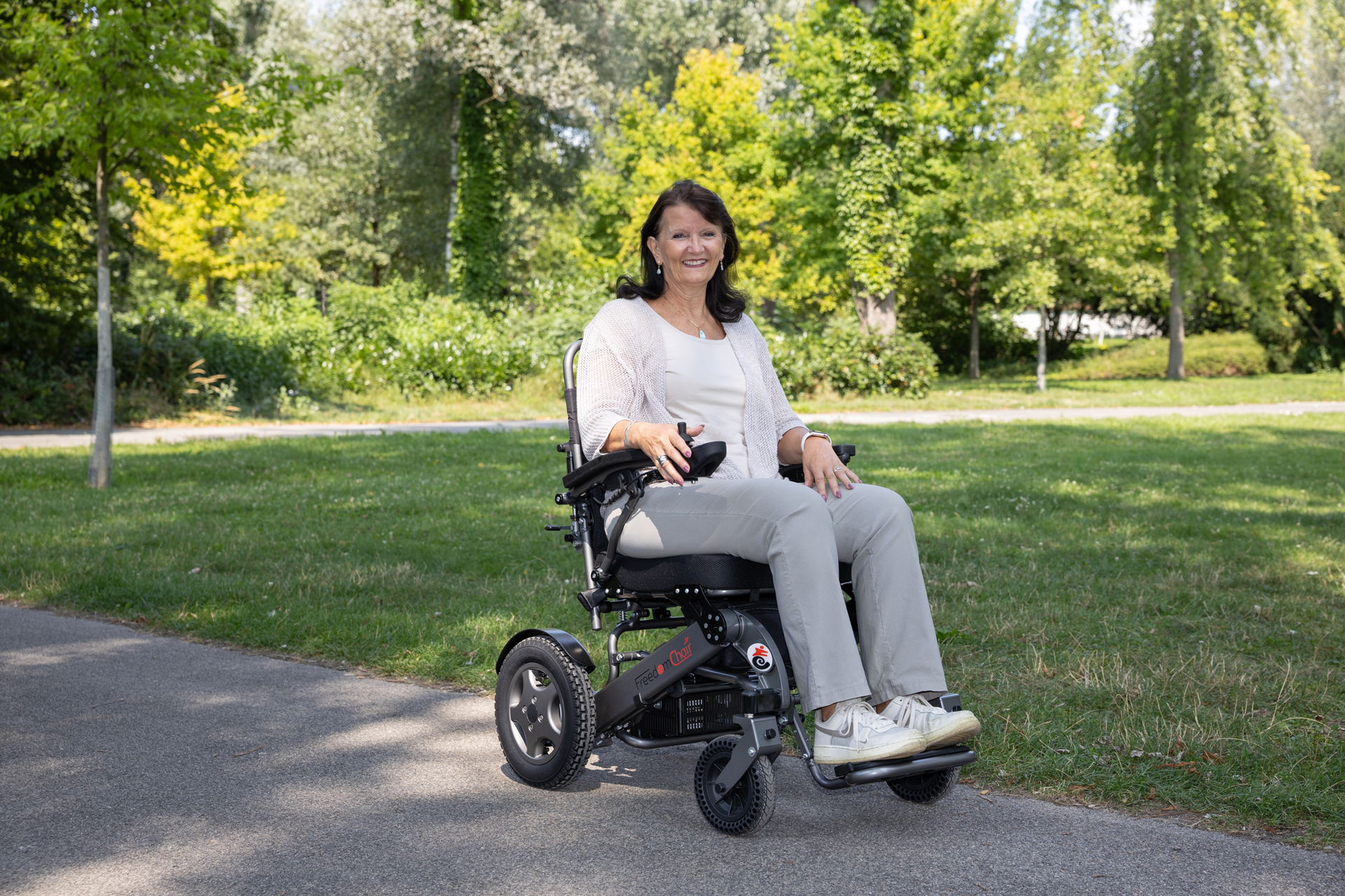 Die FreedomChair Elekto-Rollstuhl Modelle gibt es in unterschiedlichen Varianten.