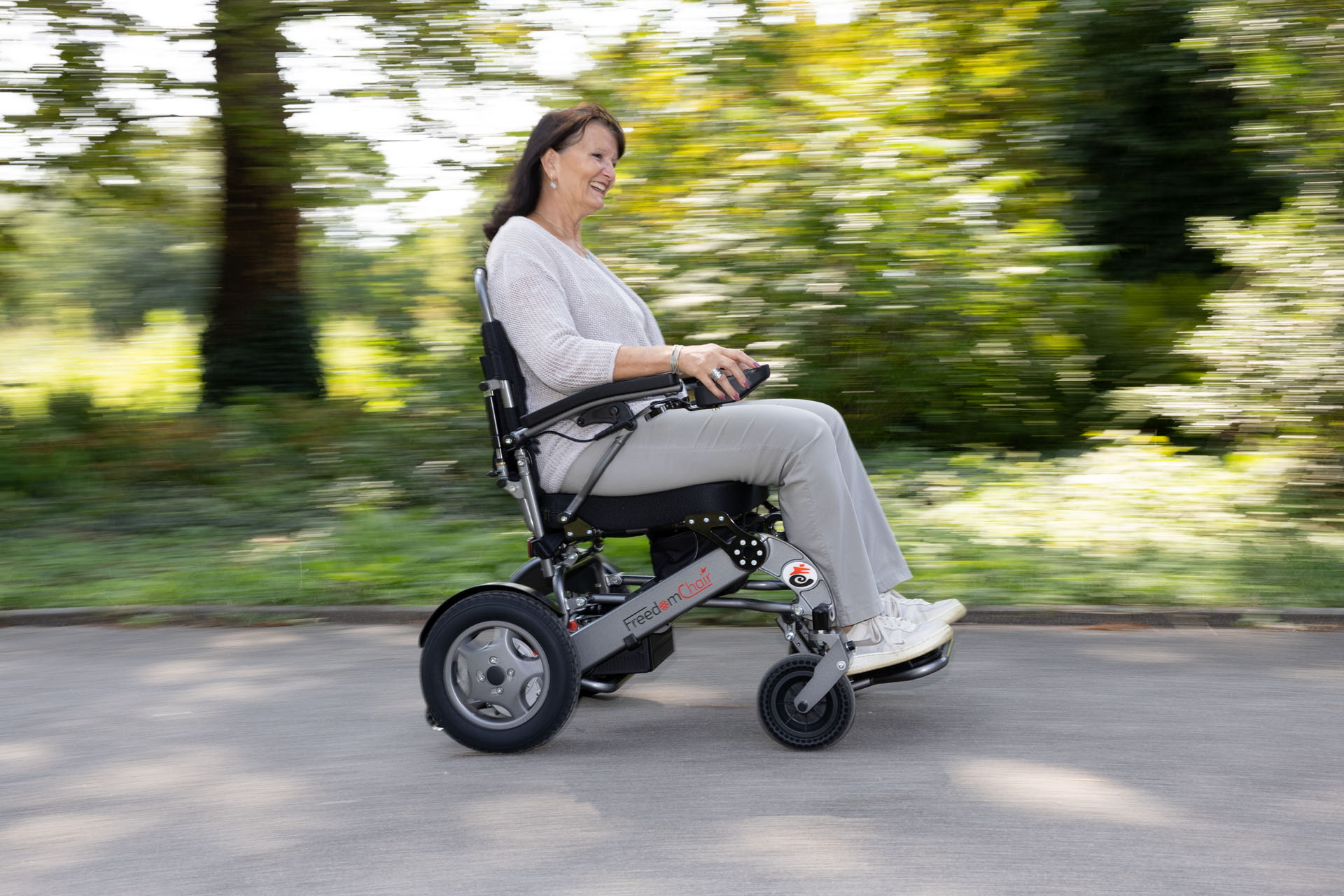 Die FreedomChair Elekto-Rollstuhl Modelle gibt es in unterschiedlichen Varianten.