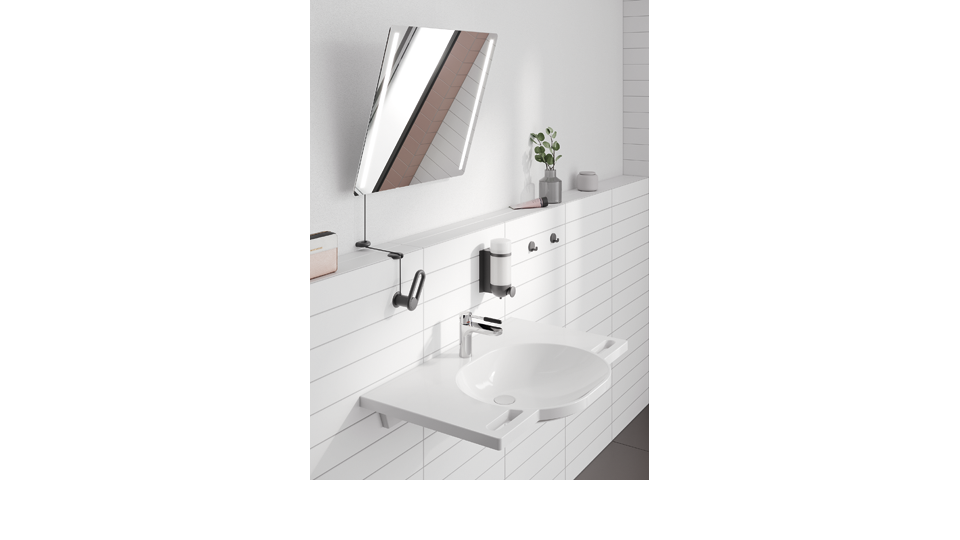 Behindertengerechter Waschplatz mit unterfahrbarem Waschtisch mit Kippspiegel