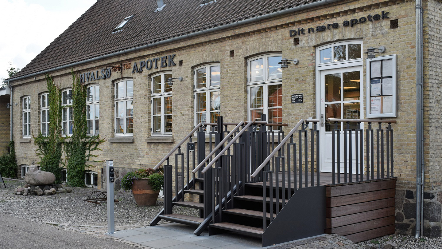 Liftup Flexstep als Plattformlift by Liftup als Treppe vor einer Apotheke