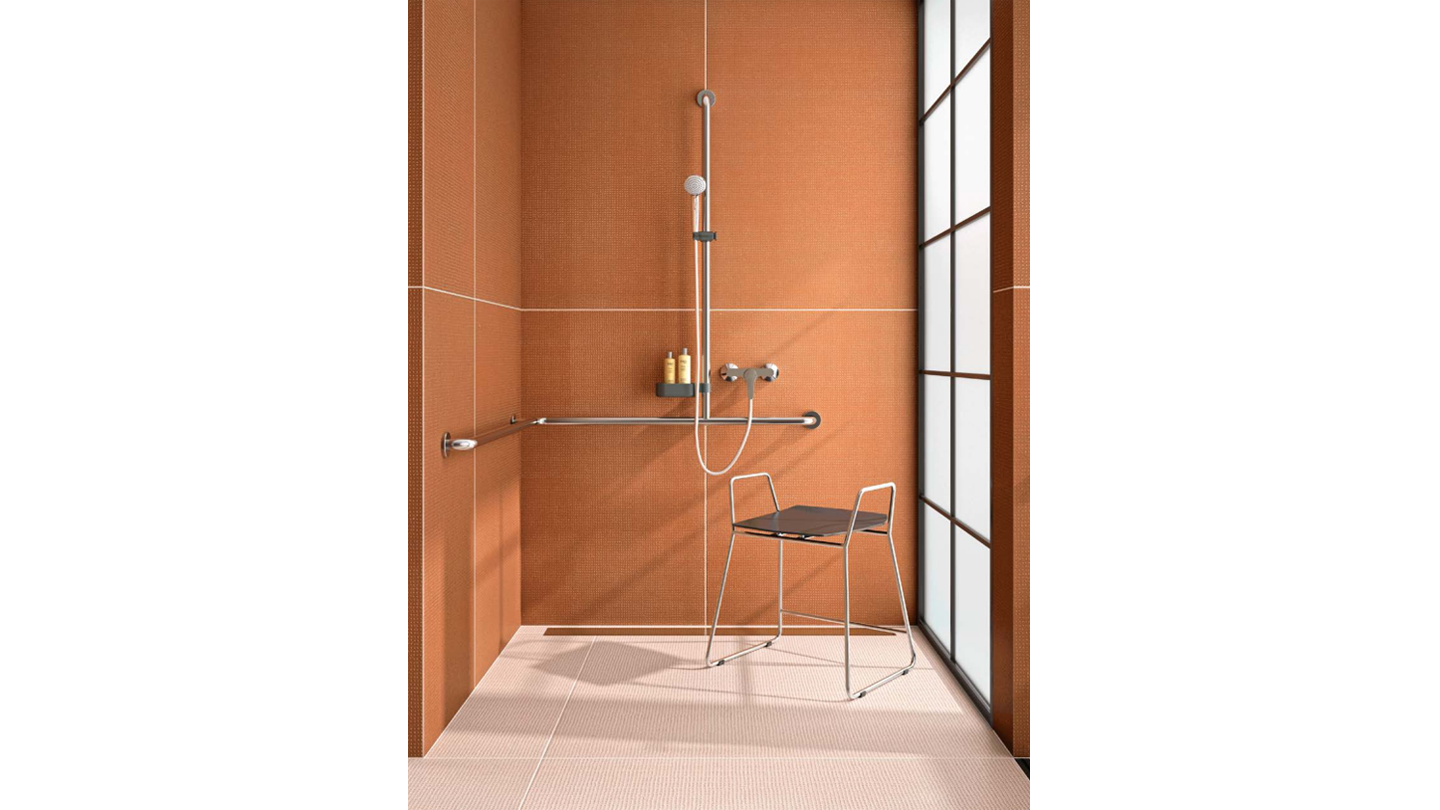 Duschhocker mit nach oben verlängerten Bügelarmen zur Unterstützung beim Hinsetzen, Abstützen und Festhalten.