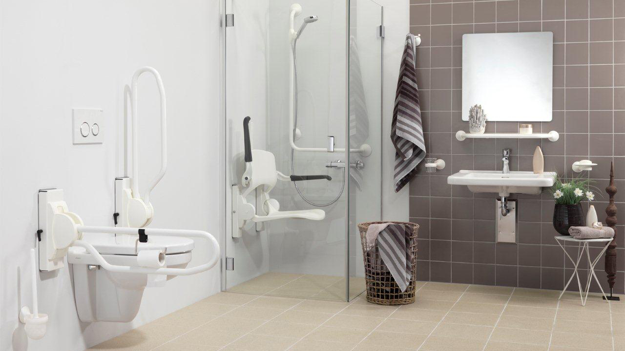 Ein Bad, in dem alle Sanitärobjekte mit Halte- bzw. Stützklappgriffen ausgestattet sind.