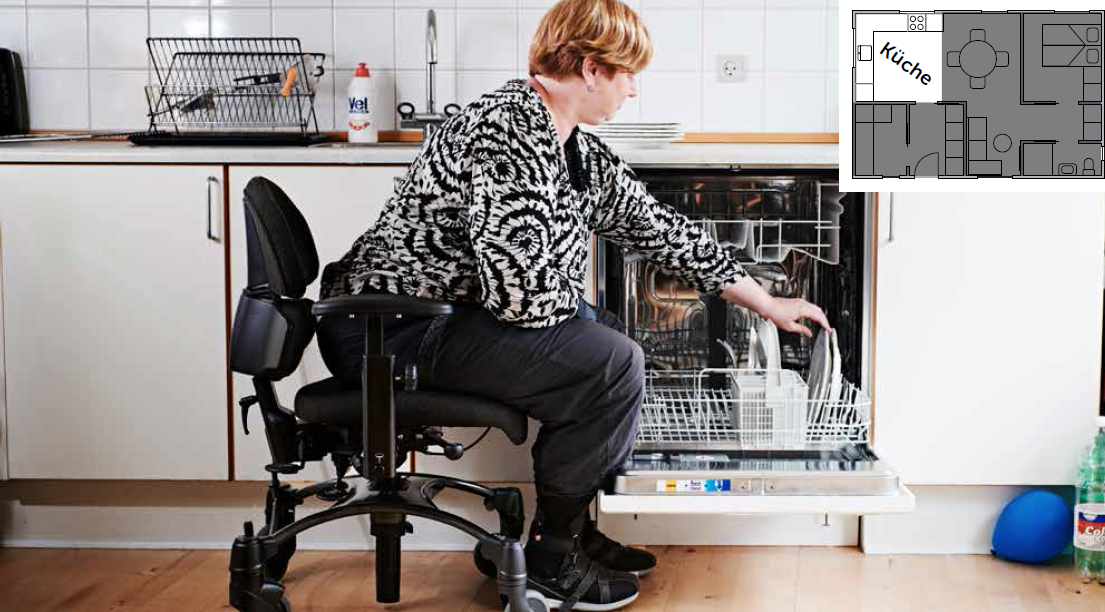 Beispiel: Einräumen der Spülmaschine mit niedriger Sitzfläche