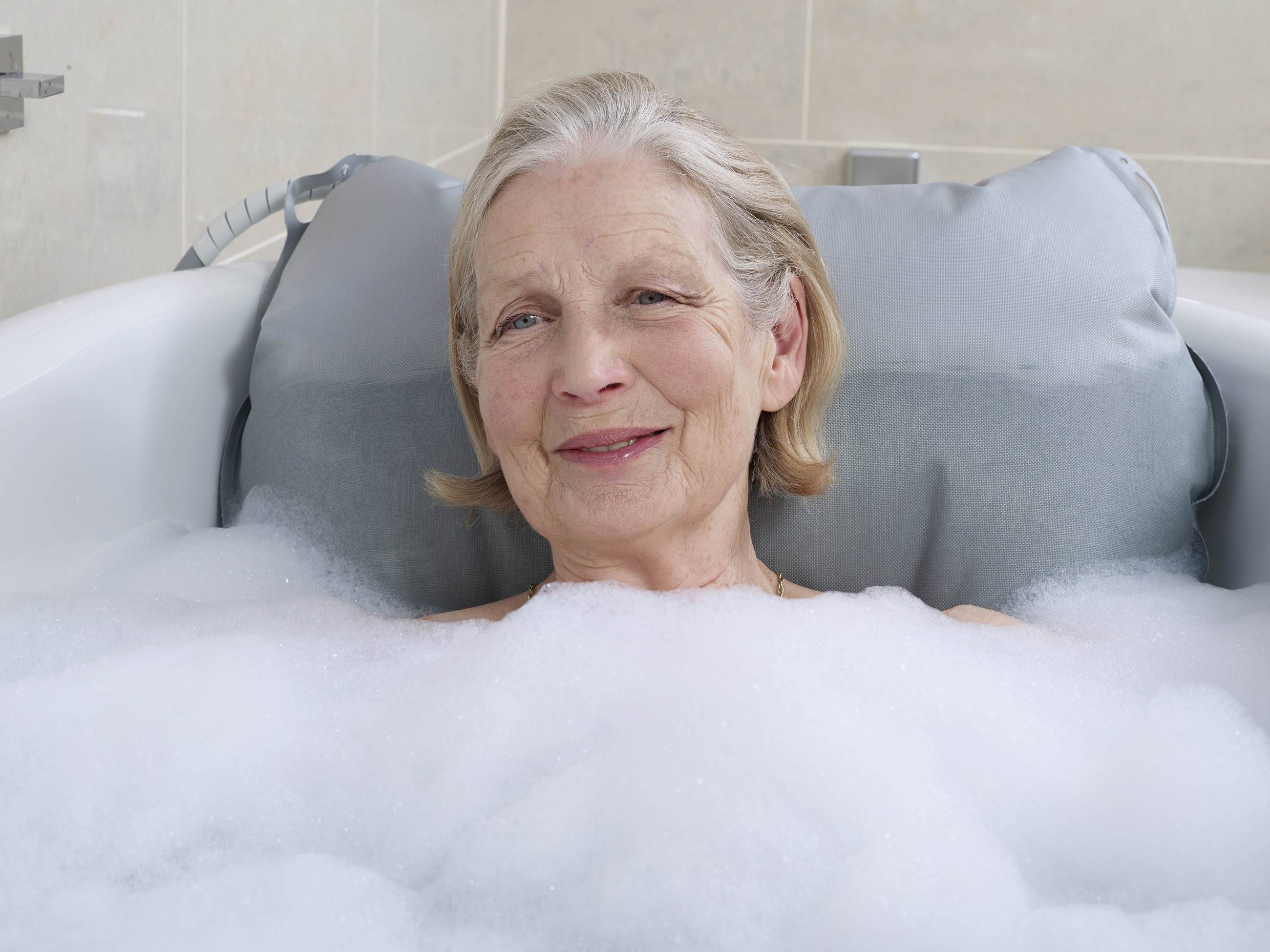 Ein- und Aussteigen in die Badewanne mit Komfort-Badekissen.