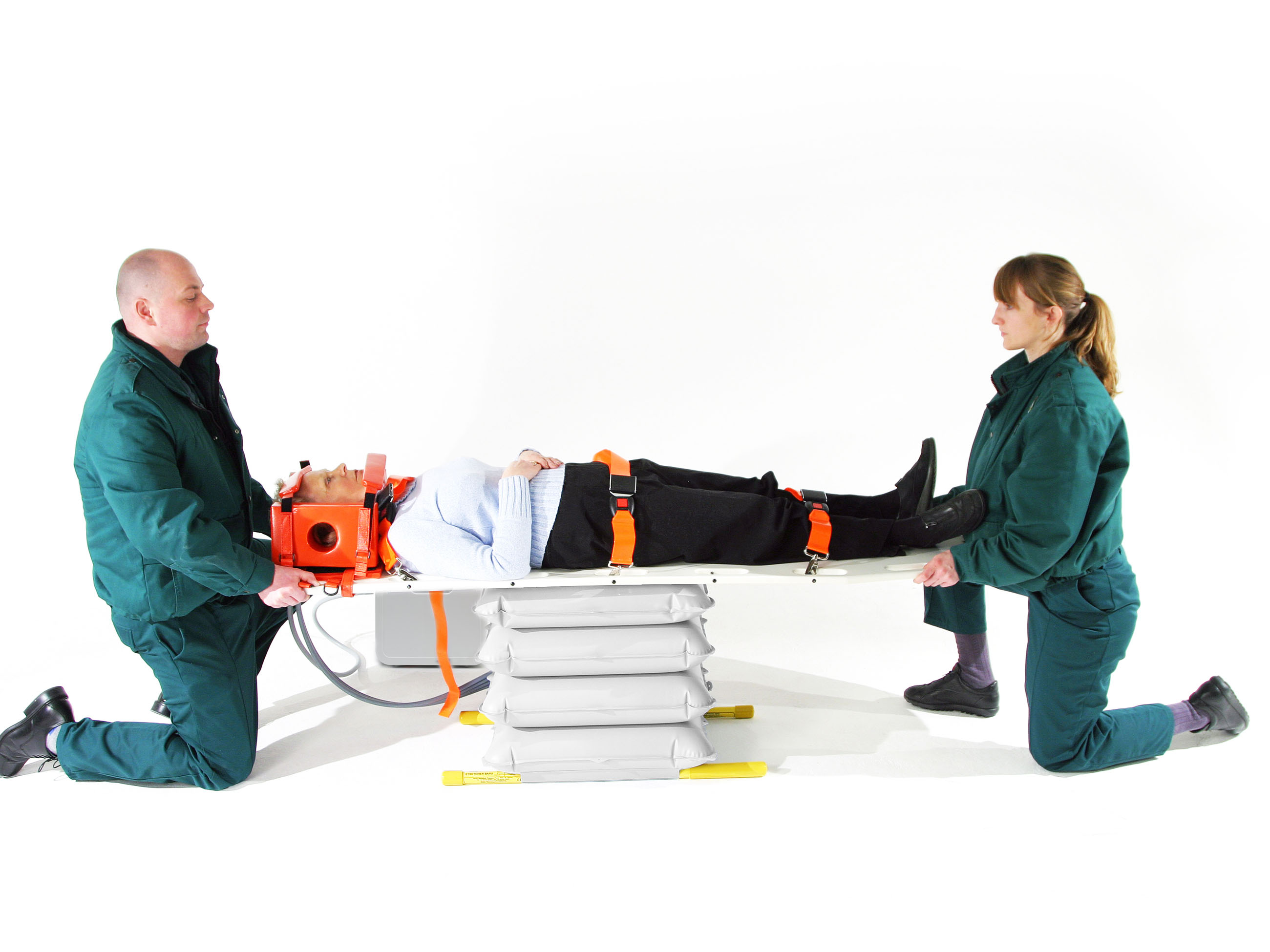 https://www.online-wohn-beratung.de/fileadmin/5b_Produktinfos/Winncare-Mangar/2018-Notfall-Hebekissen/Mangar_2600x1950_Elk_paramedics_stretcher_Grey_.jpg