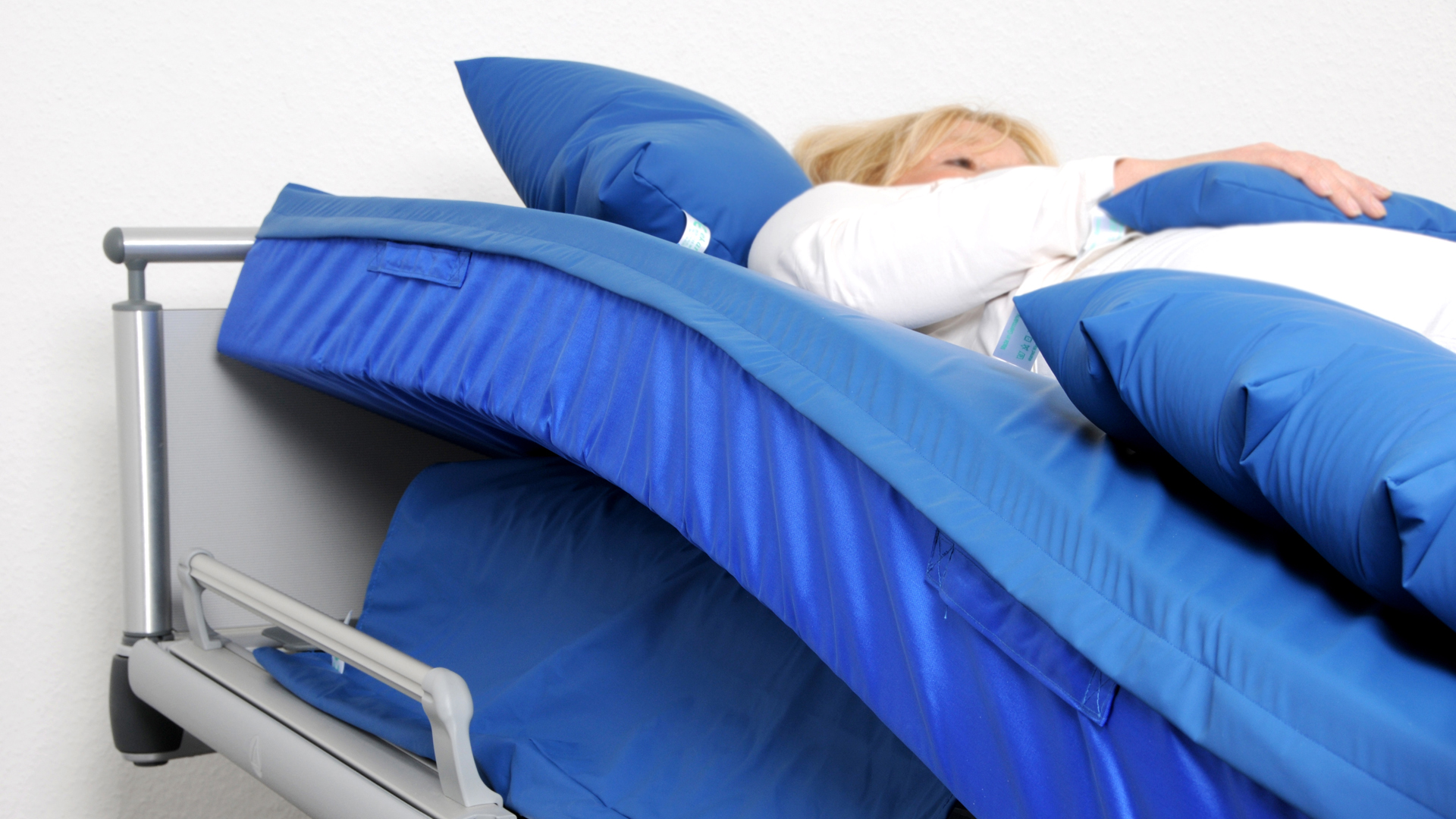 Das Seitenlagerungssystem positioniert den Pflegebedürftigen individuell und voll automatisch.