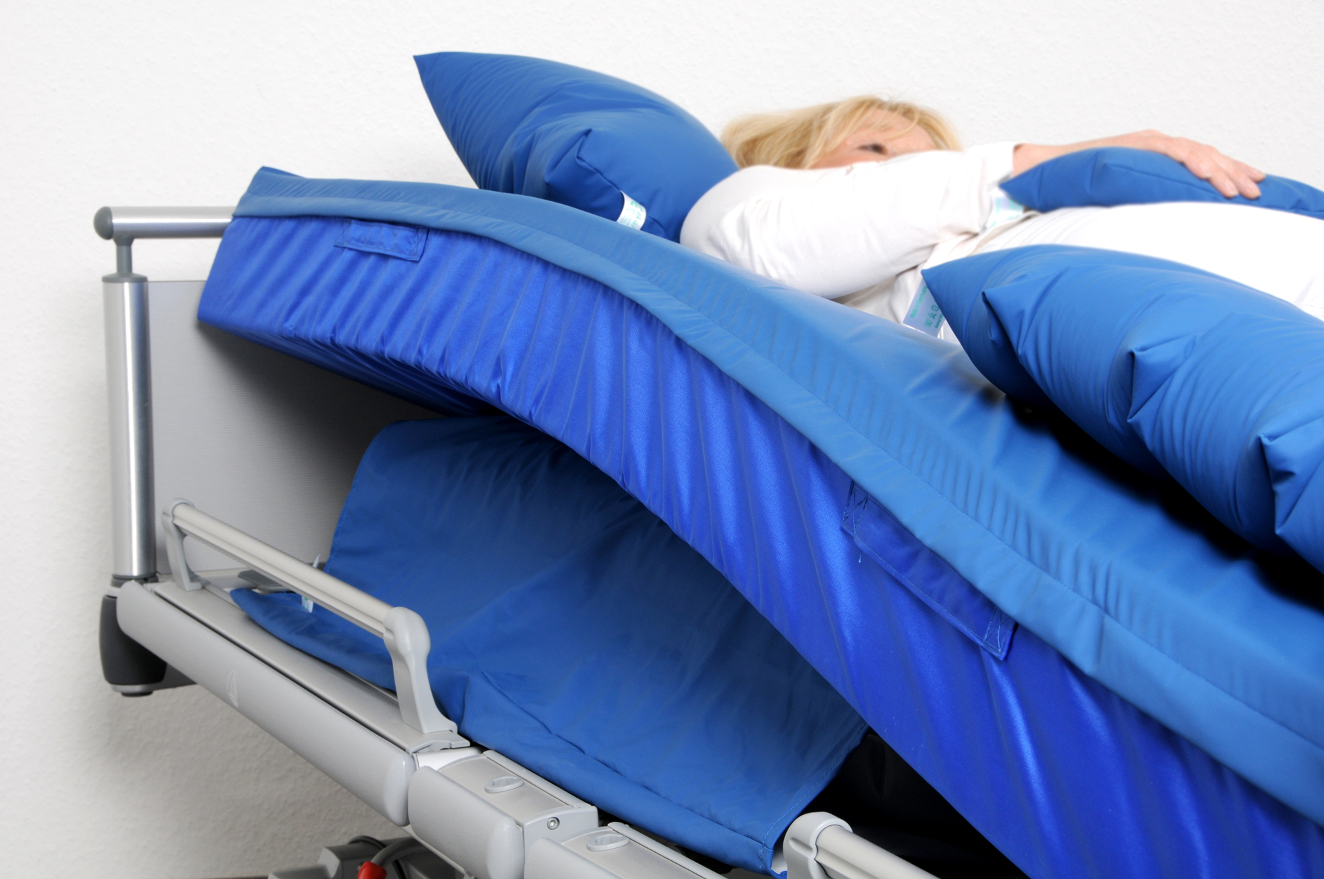 Das Seitenlagerungssystem positioniert den Pflegebedürftigen individuell und voll automatisch.