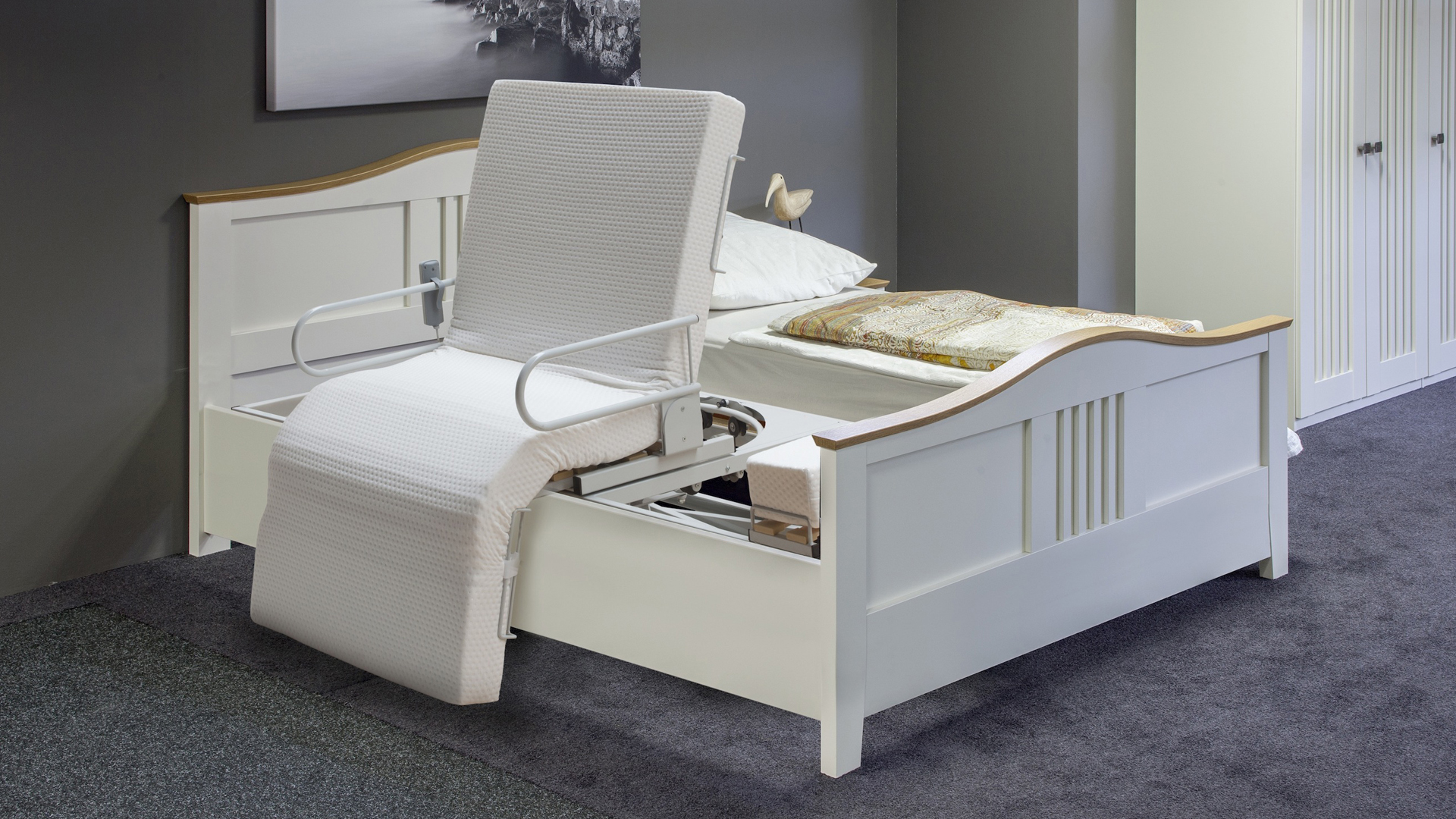 Ein Ehebett mit elektrischen Betteinsatz in Aufstehposition.