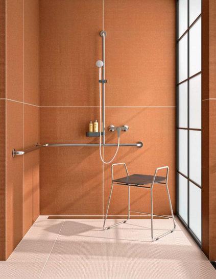 Duschhocker mit nach oben verlängerten Bügelarmen zur Unterstützung beim Hinsetzen, Abstützen und Festhalten.