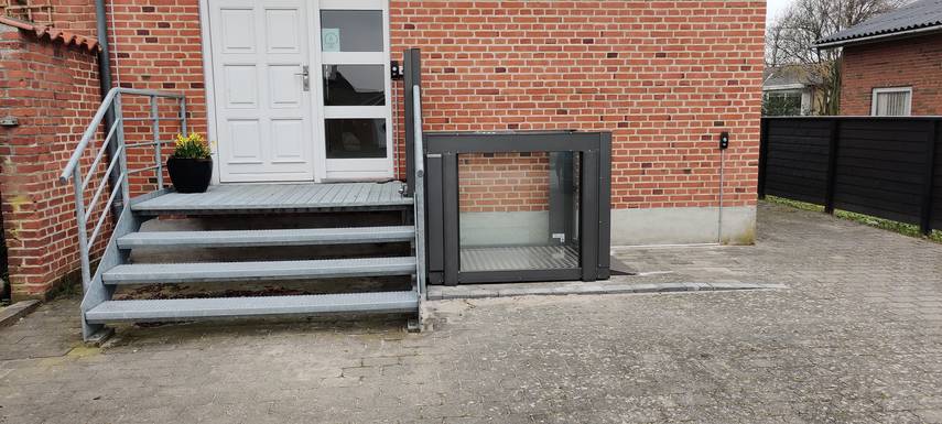 Hauseingang mit EasyLift Plattformlift by Liftup 