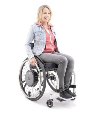 Eine Rollstuhlfahrerin mit e-motion – Kraftunterstützender Zusatzantrieb für Rollstühle