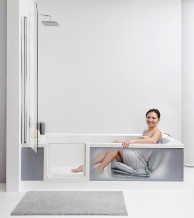 Eine Frau badet mit Badekissen in einer Wanne mit Tür.