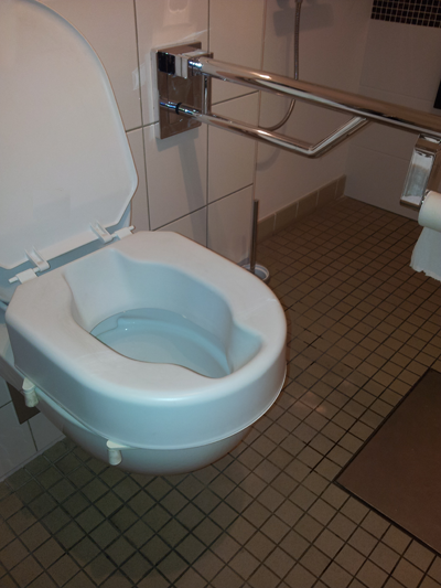 WC mit Toilettensitzerhöhung