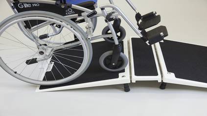 Brückenrampe aus GFK - Seitenansicht mit Rollstuhl