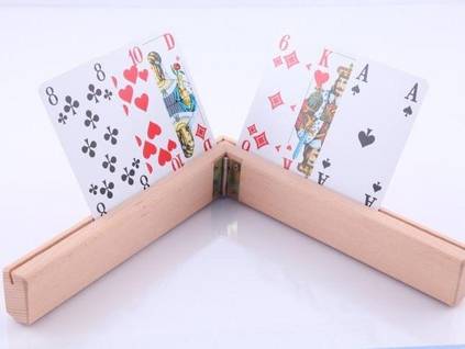 Gewinkelter Spielkartenhalter aus Holz (Bild Thomashilfen Shop)
