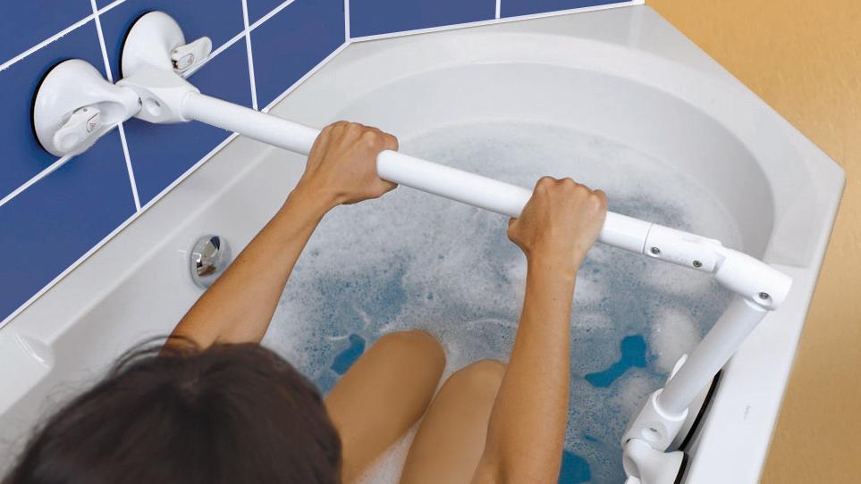 Eine Einstiegshilfe für die Badewanne erleichtert Ihnen den Alltag