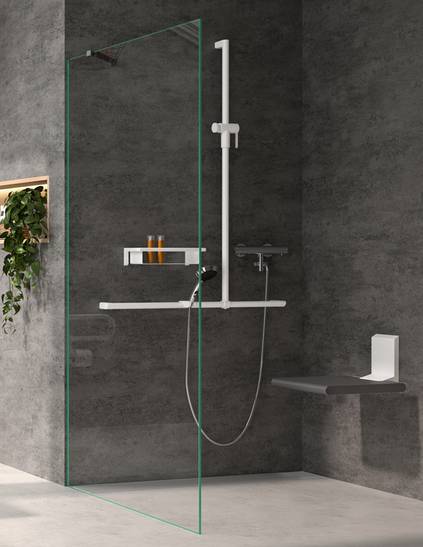 Platzsparend einklappbarer Duschsitz.