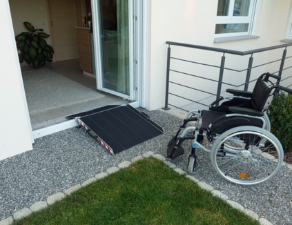 Die Terrrassentürschwelle ist mit einer zweiteiligen Rampen für den Rollstuhl überfahrbar.
