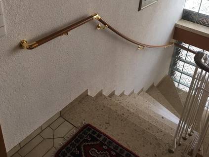 Treppe mit wandmontieren Handlauf in einem Einfamilienhaus.