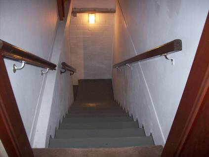 Beidseitig der Kellertreppe befindet sich ein Handlauf. Auf der linken Treppenseite wurde der Handlauf in der Treppemitte aufgrund eines Wandabsatzes geteilt.