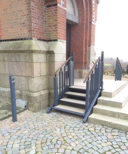 Liftup Flexstep als Treppe vor einer Kirche