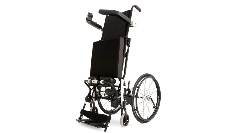Ein manueller Rollstuhl der auch als Stehhilfe verwendet werden kann.