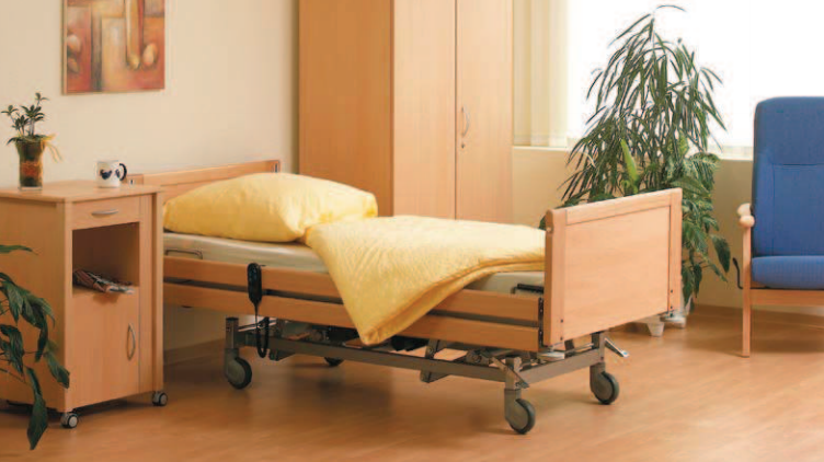 Pflegebett mit Fahrgestell, vollelektrisch verstellbar