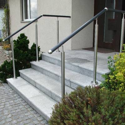 Vierstufige Treppe mit beidseitigem Handlauf (Bild Flexo-Handlaufsysteme GmbH)