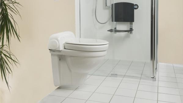 WC mit Dusch-WC-Aufsatzgerät kombiniert mit einer Toilettensitzerhöhung