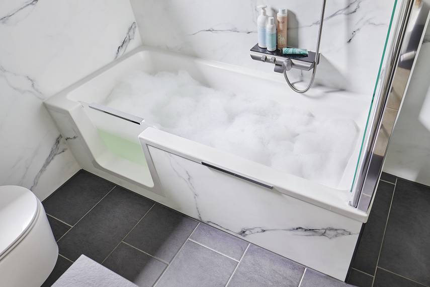 Leere Duschbadewanne mit Tür