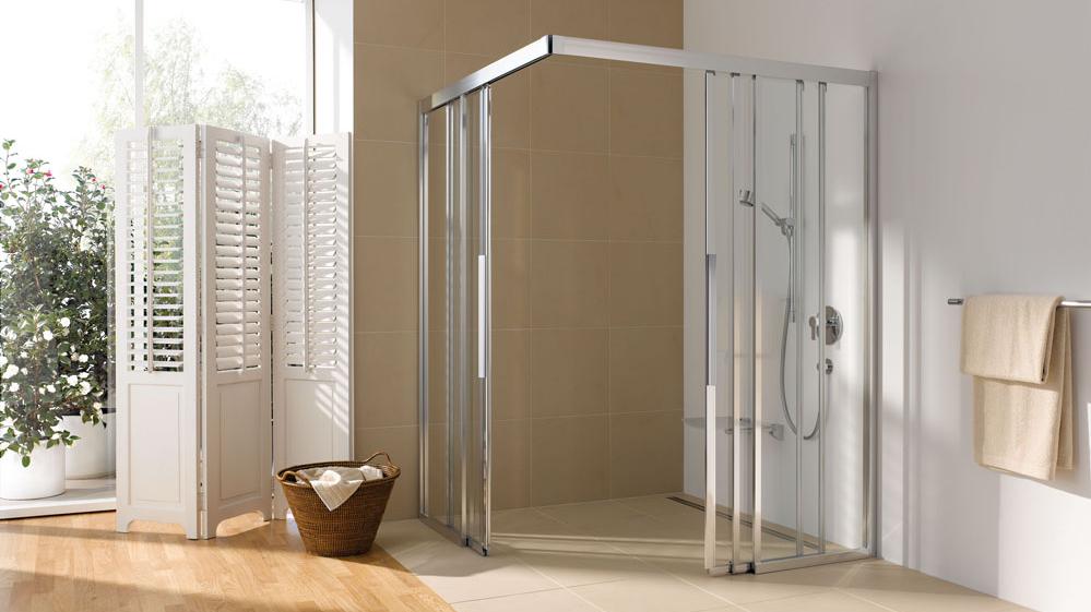 Dusche mit großen Schiebetüren ohne Schwelle (Bild Koralle GmbH)