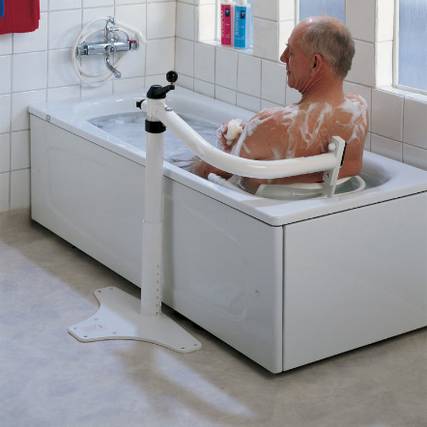 Ein Mann sitzt in der Badewanne auf einen Schwenkliftsitz.