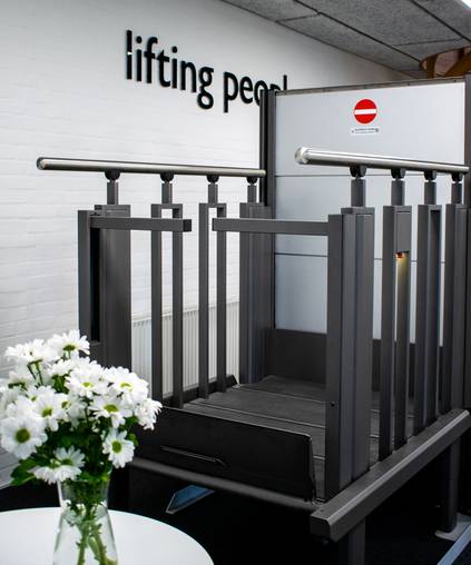Liftup Flexstep als Plattformlift vor einer Kirche