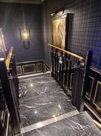 Liftup Flexstep als Plattformlift in einem Hotel