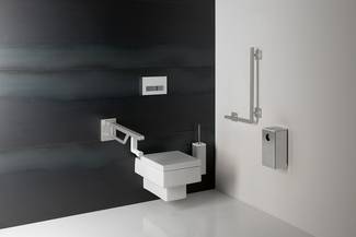 Hewi-Systemlösungen für die Toilette: Stützklappgriff mit WC-Papierrollenhalter, WC-Bürstengarnitur, Haltegriff, Abfallbehälter