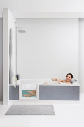 Eine Badewanne mit Tür mit einer badenden Person.