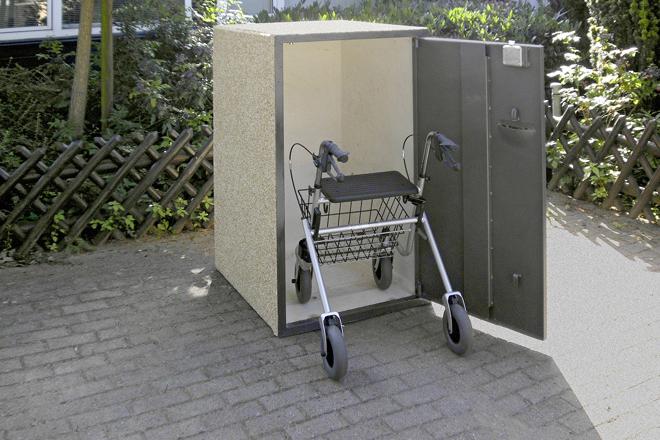 Geöffnete Rollatorgarage mit Gehwagen