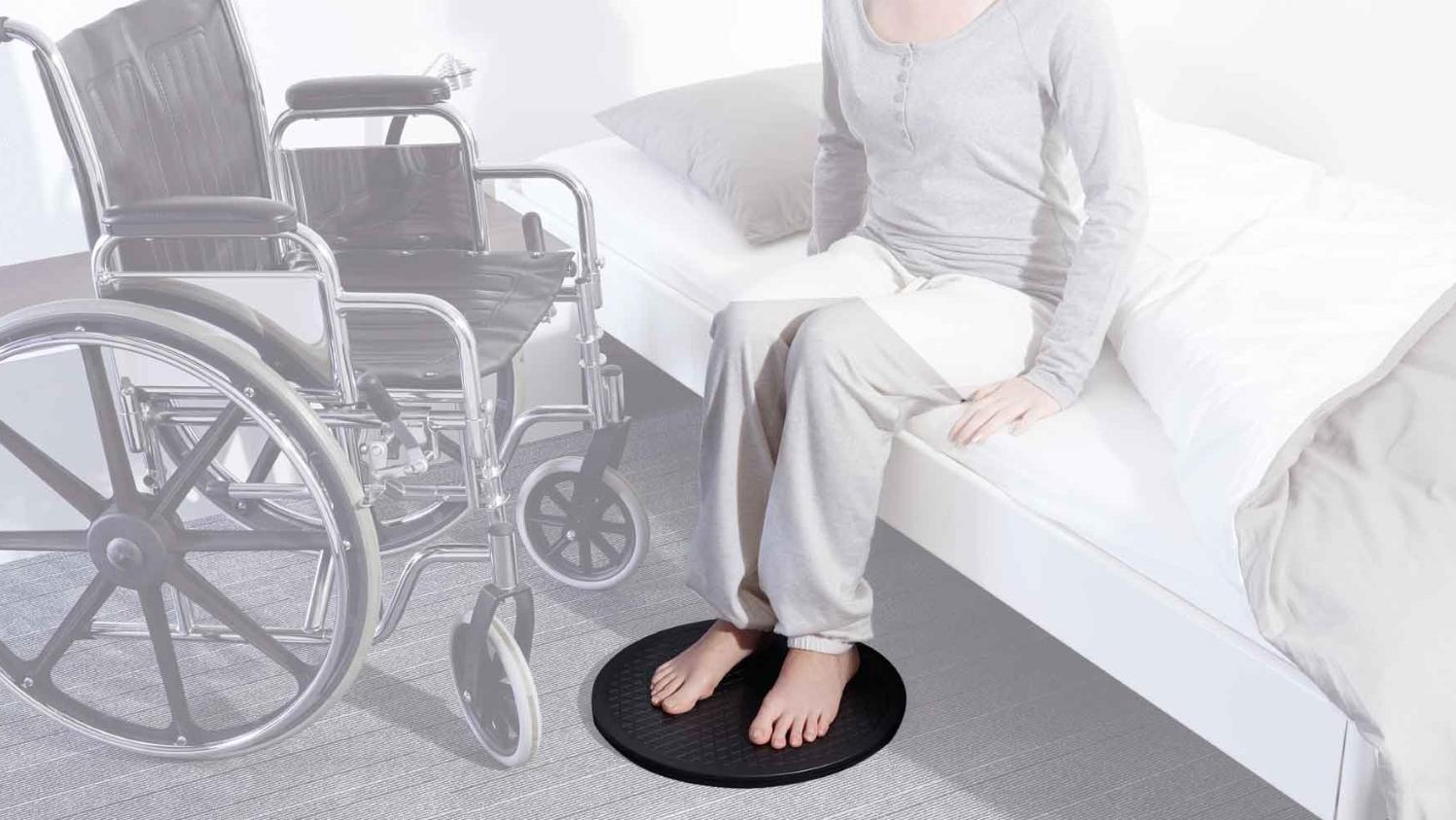 Eine Drehscheibe erleichtert den Transfer vom Rollstuhl auf das Bett, da sie sich mit dem Benutzer dreht. 