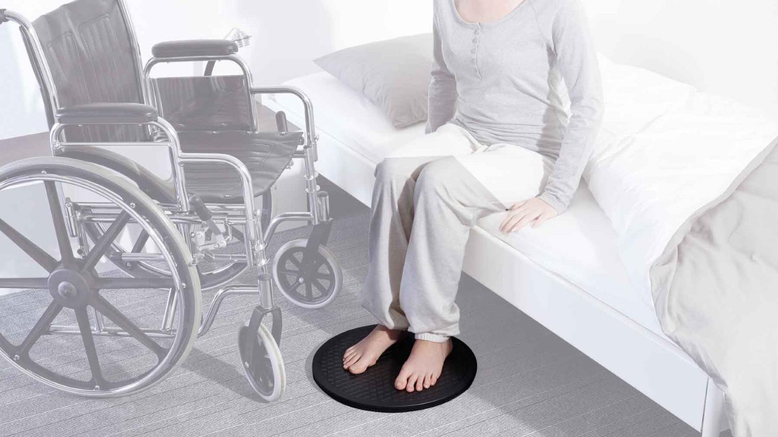 Eine Drehscheibe erleichtert den Transfer vom Rollstuhl auf das Bett, da sie sich mit dem Benutzer dreht. 