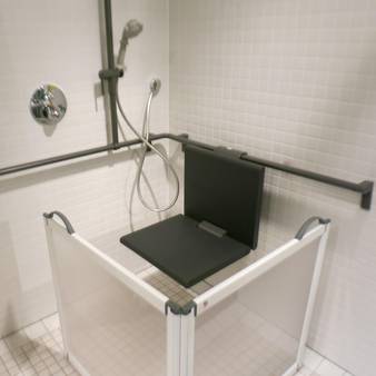 Bodengleiche Dusche mit zweiteiliger mobiler Trennwand (Anbieter Gang-Way)