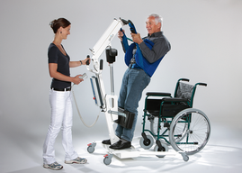 Aufrichten vom Rollstuhl mit dem UniversalLift genius: Aufgerichtete Person