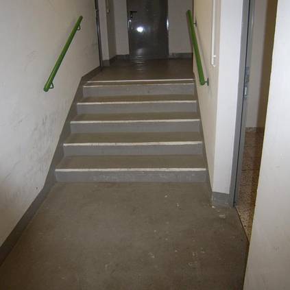 Treppe mit markierten Stufen und beidseitigem Handlauf