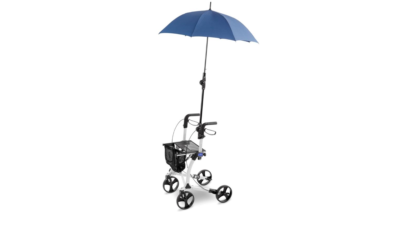 Ein Rollator mit Regenschirm, für den eine spezielle Halterung unter dem linken Griff angebracht ist